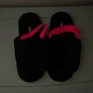 Hello I’m Jayce I am selling slippers from the brand kensie